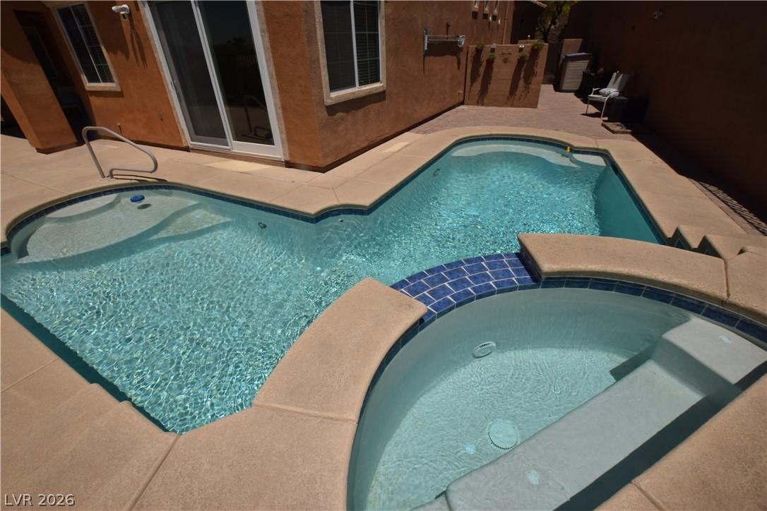 Image 4: A refreshing pool and spa combo create a private o