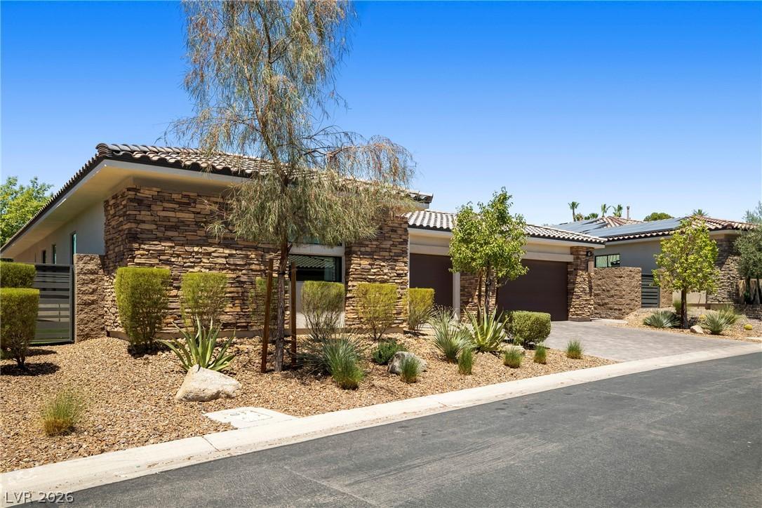 Image 3: A desert-inspired landscape complements this singl