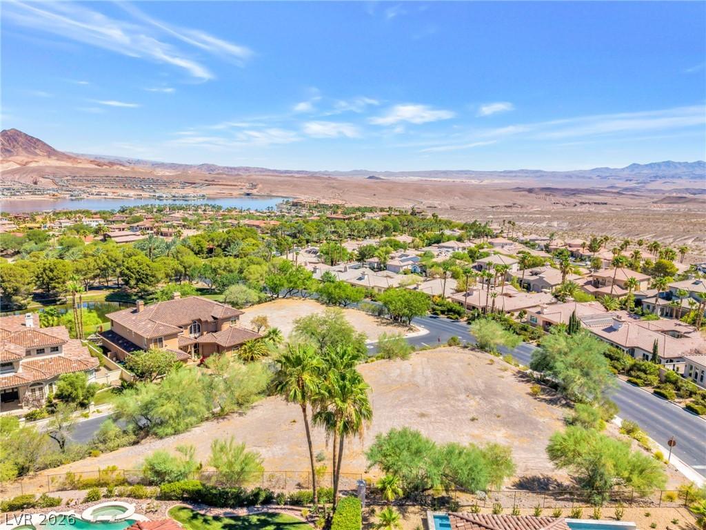 Image 4: Vast desert vistas and a sparkling lake define thi