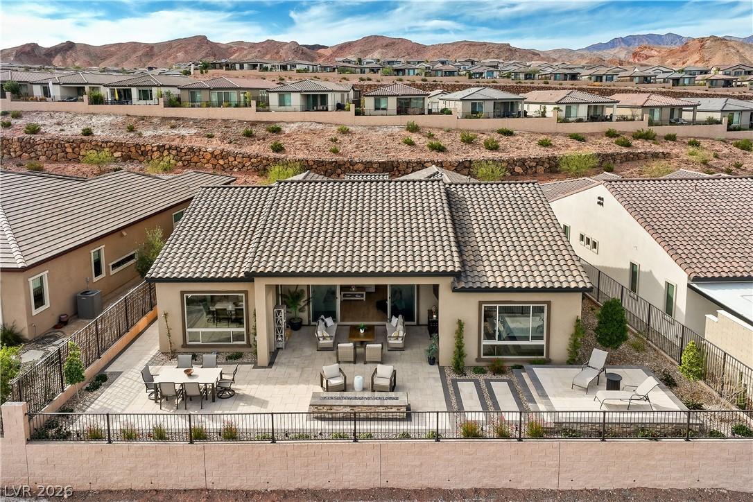 Image 3: A spacious outdoor patio and yard offer ample spac