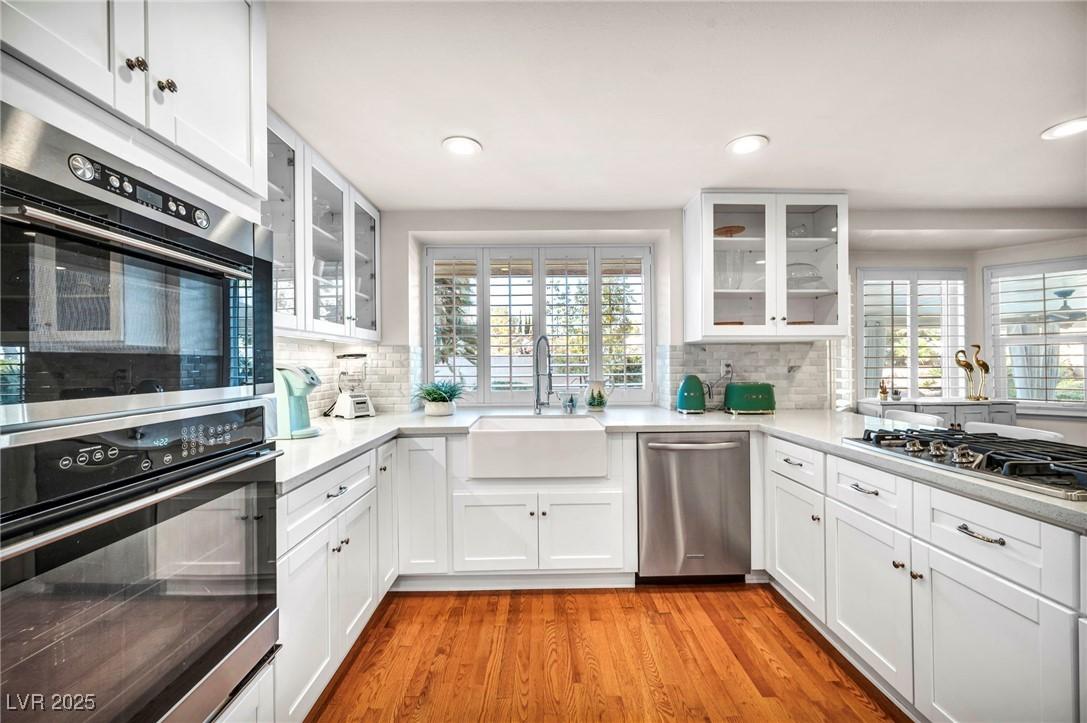 Image 3: Kitchen with stainless steel appliances, glass ins