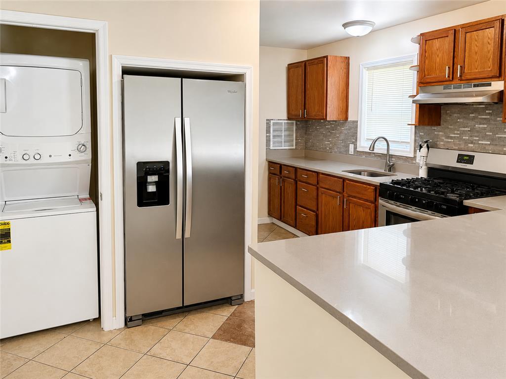 Image 3: Functional kitchen with ample cabinet space and sl