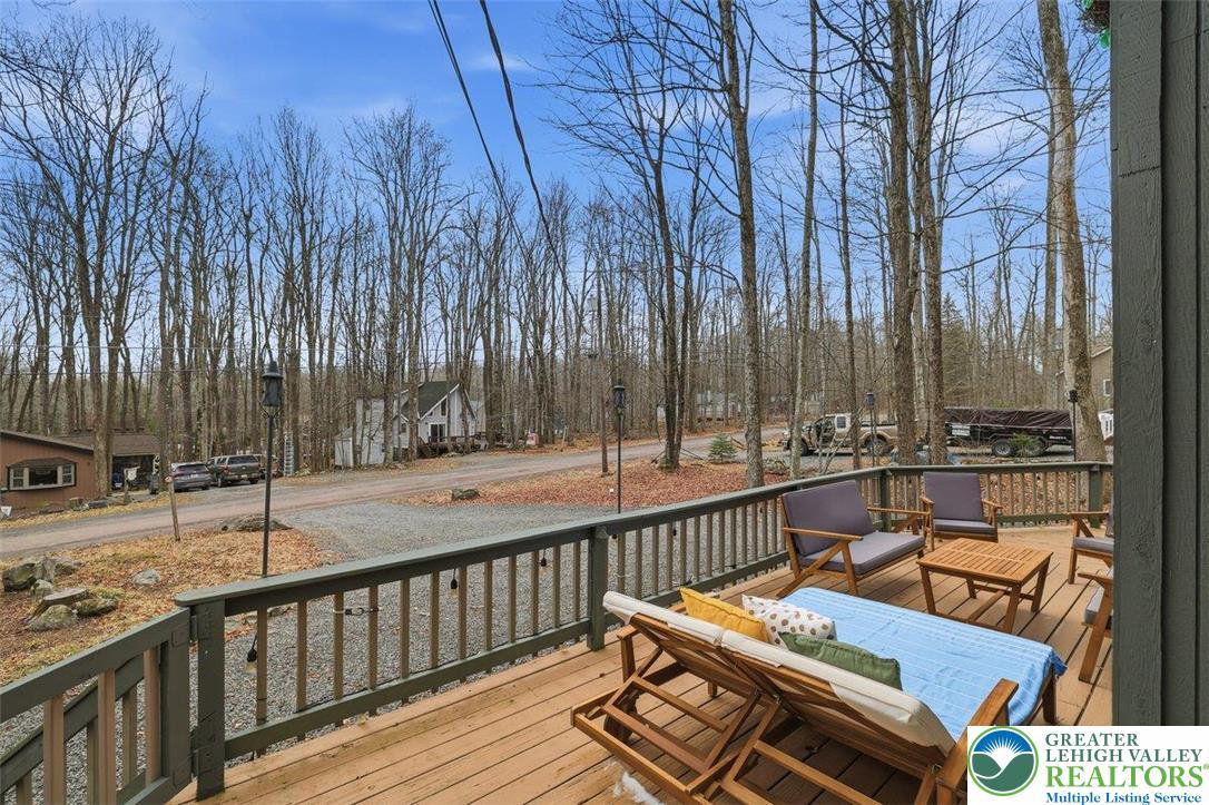 Image 2: Wrap-Around Deck