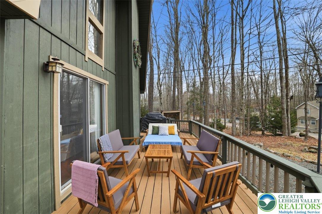 Image 3: Wrap-Around Deck