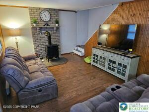 Image 4: Living Room