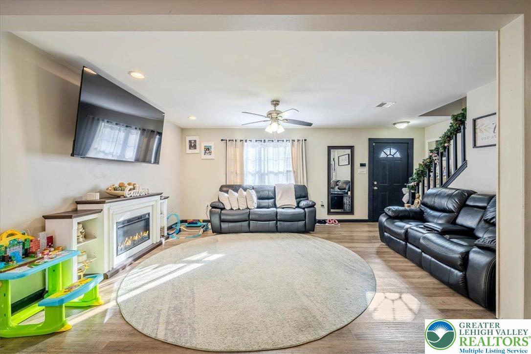 Image 4: Living Room