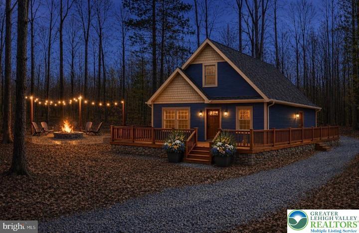 Image 3: A charming forest retreat with a welcoming deck an