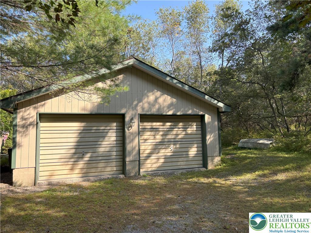 Image 4: 2 car garage