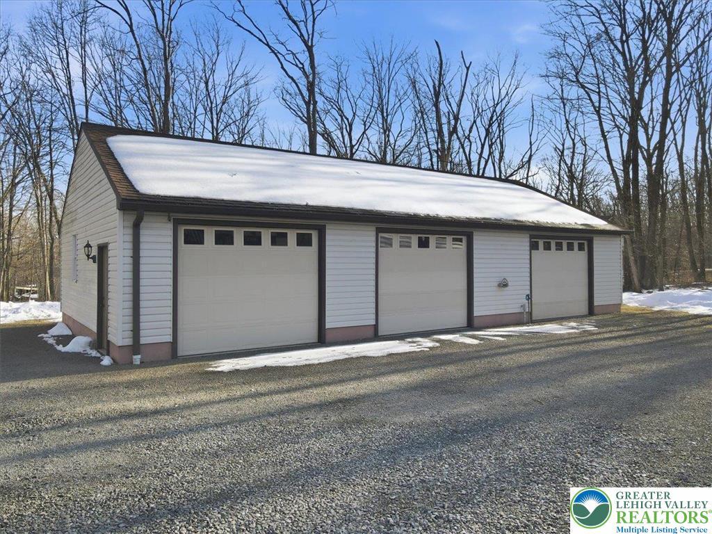 Image 2: HUGE detached 3+ car garage