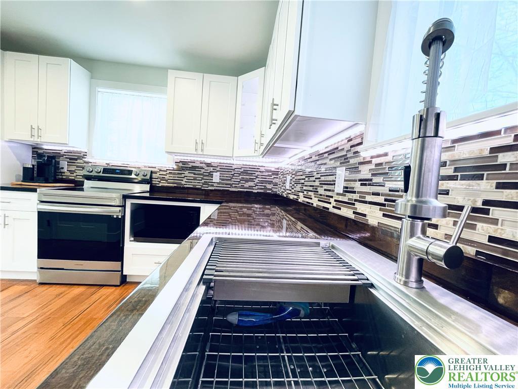 Image 2: Modern kitchen fixtures, tile backsplash, stainles