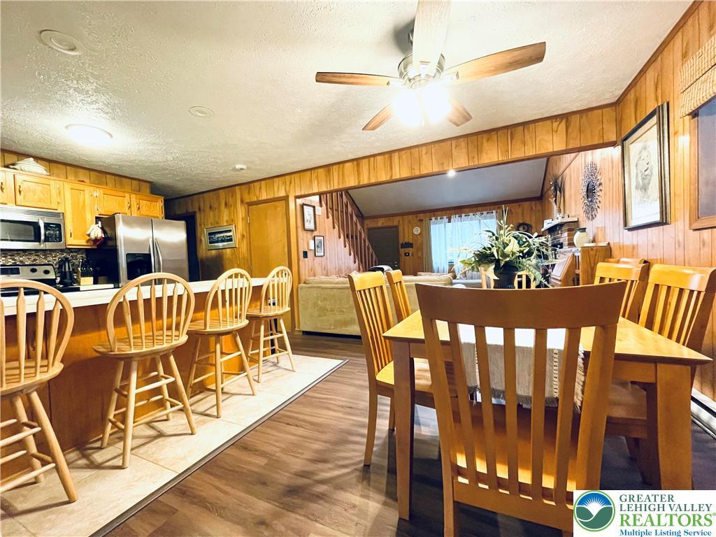 Image 4: Open-concept kitchen and dining room.