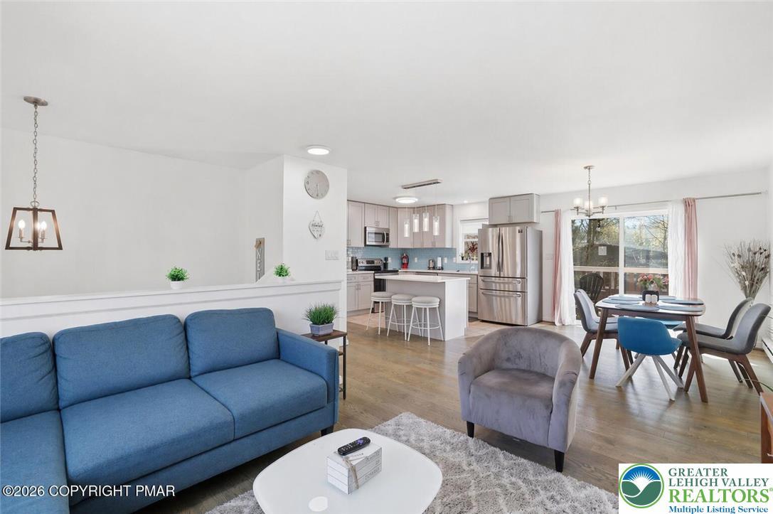 Image 3: Living Room