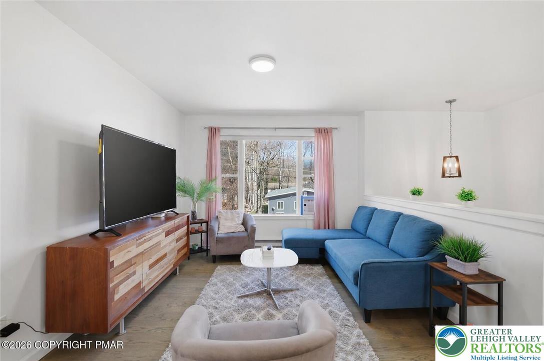 Image 4: Living Room