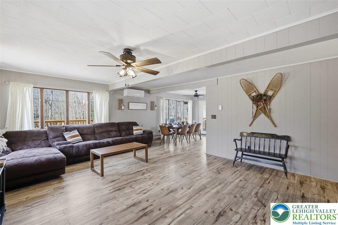 Image 4: Living Room