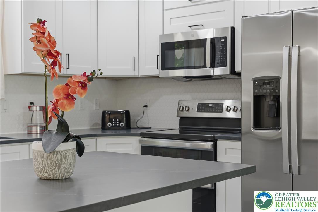 Image 4: Modern kitchen with sleek countertops and integrat
