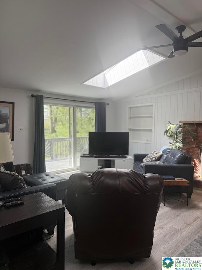 Image 4: Living Room