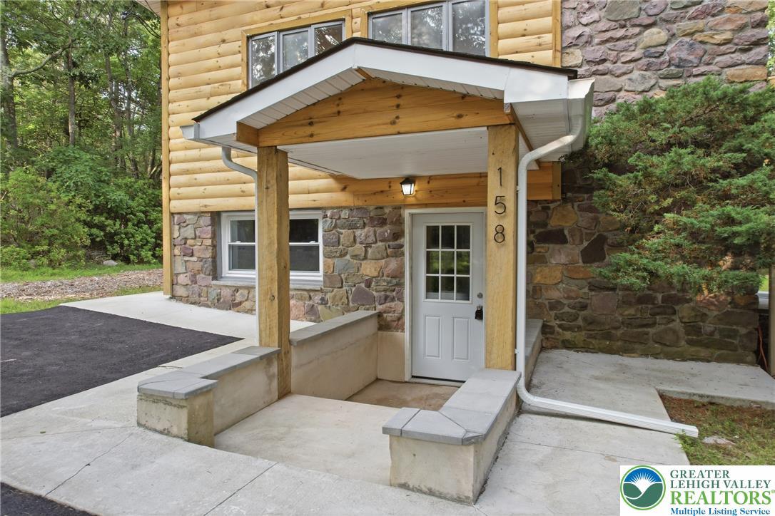 Image 4: A charming blend of log siding and natural stone c