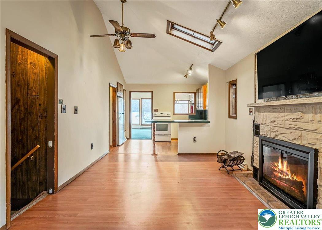 Image 4: Living Room