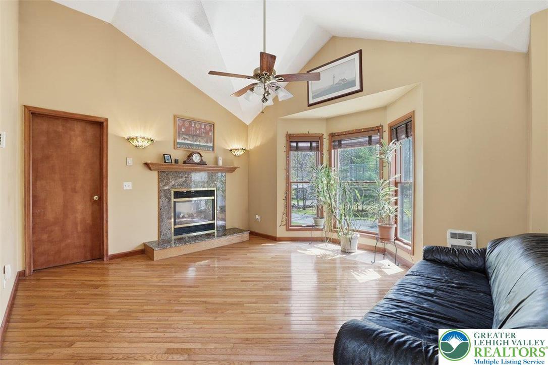 Image 4: Living Room