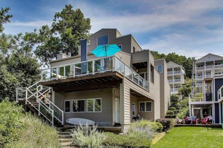 1852 Lakeshore Drive