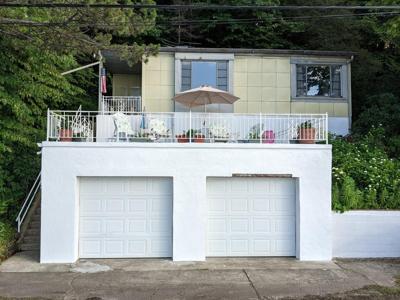 729 E Lake Front