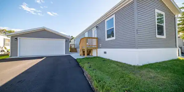 82 EDGEWATER CT