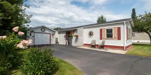 68 EDGEWATER CT