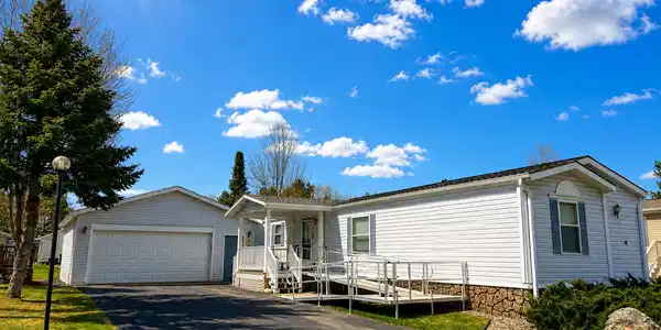 84 EDGEWATER CT