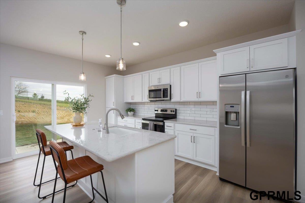Image 4: Stainless steel appliances