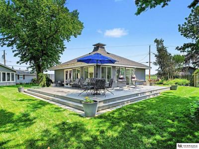 2216 E Lake