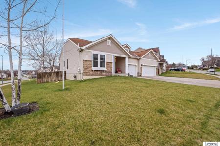 8520 S 159th