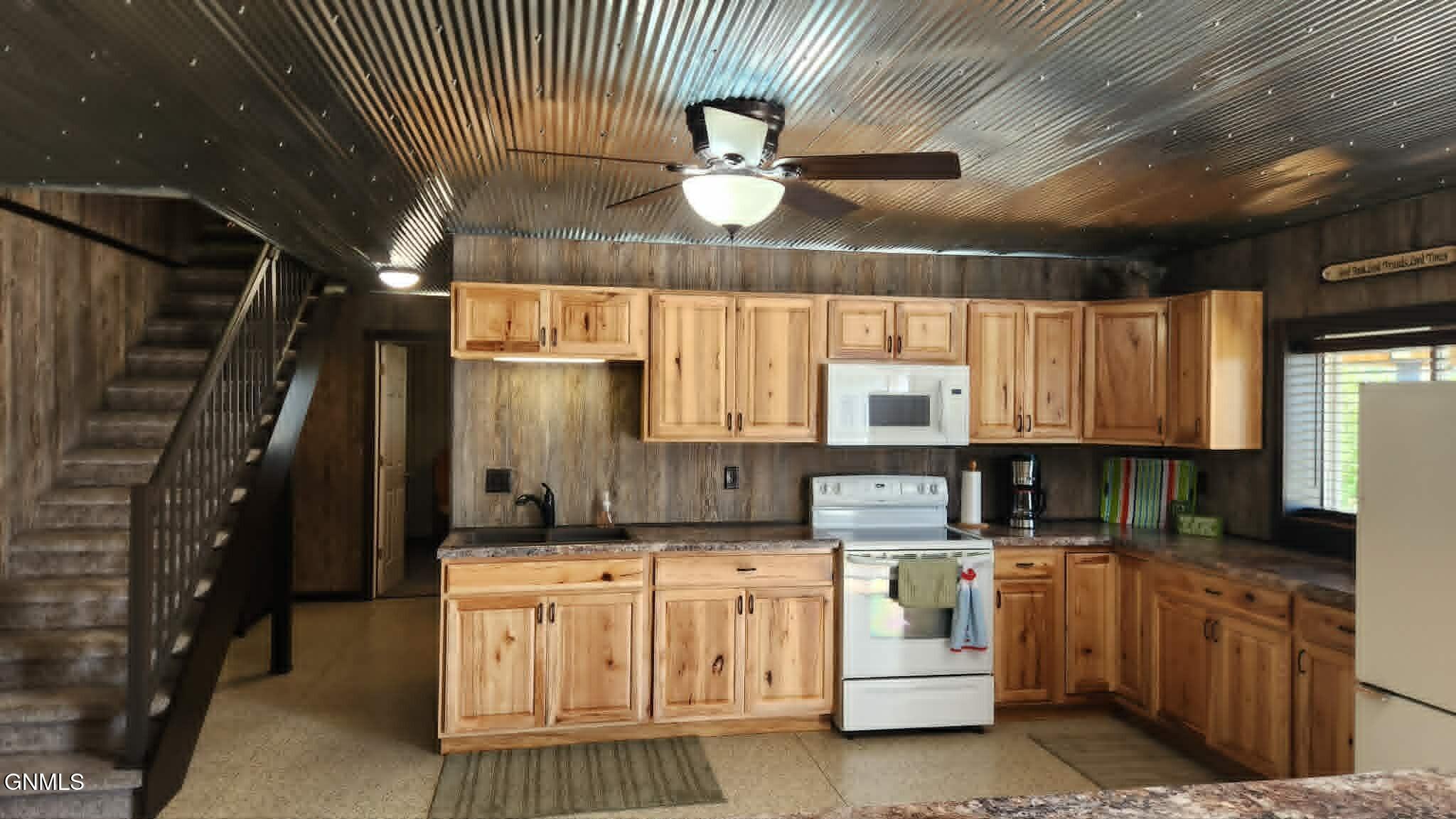 Image 3: kitchen