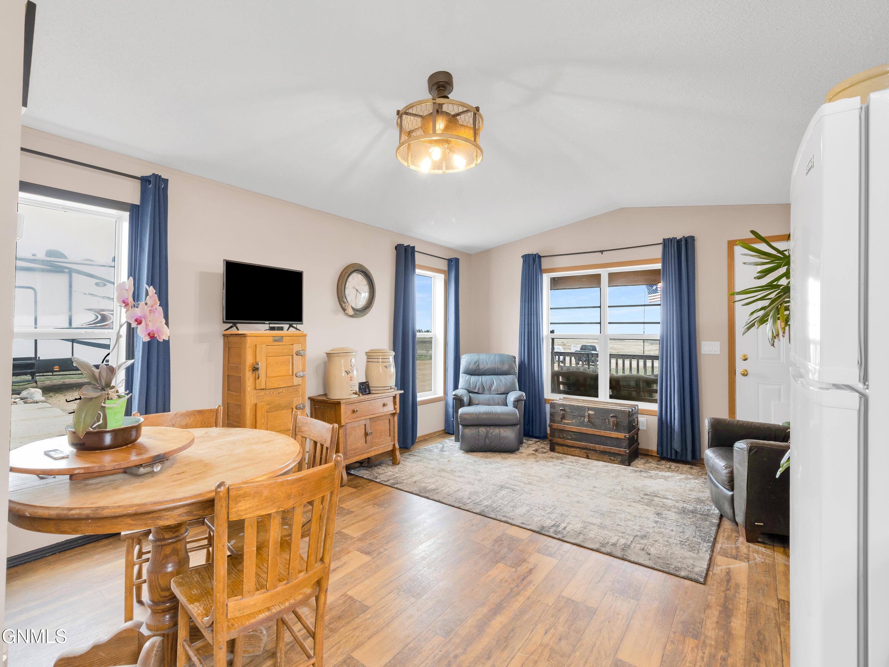 Image 4: 10