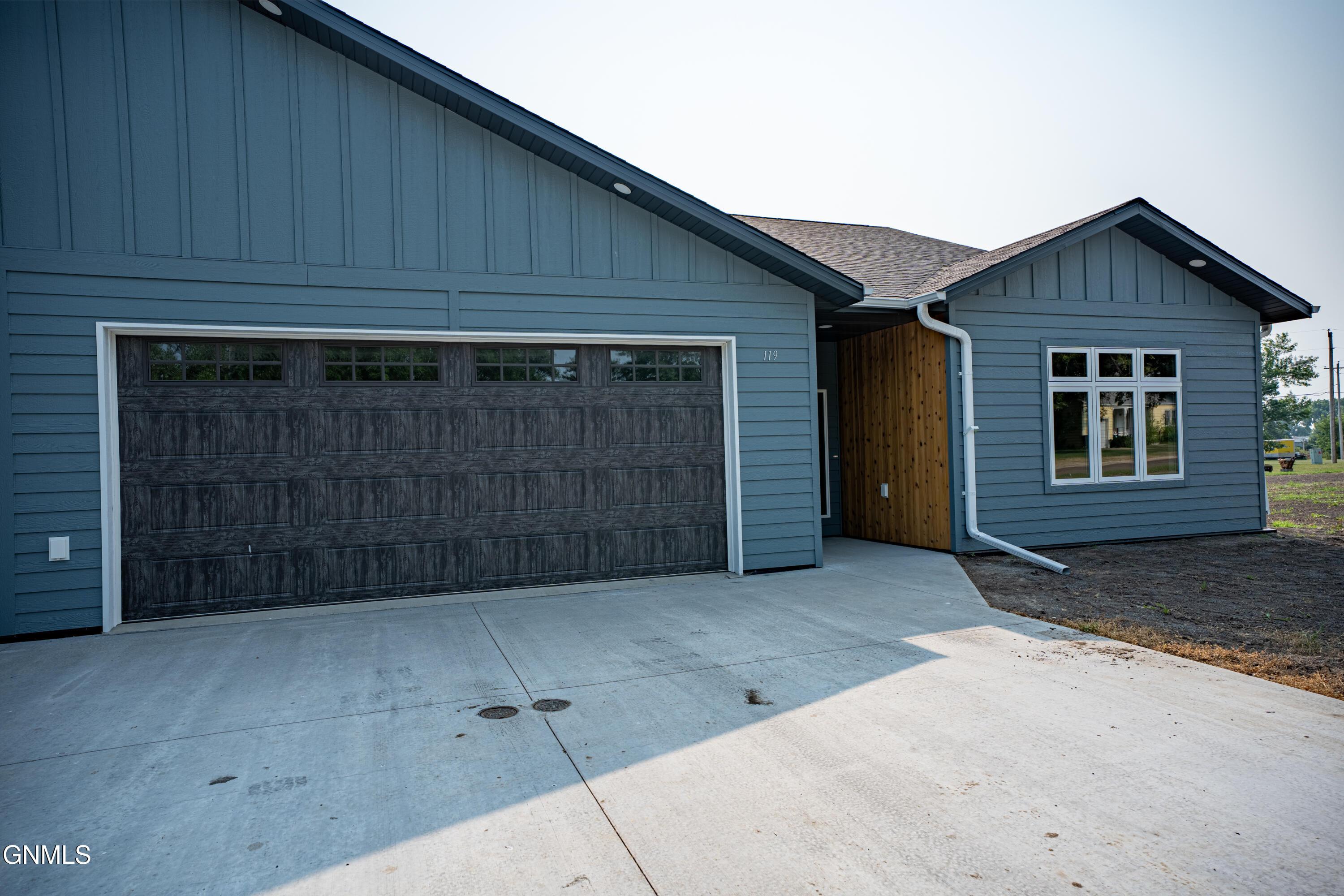 Image 2: 26-PREDana-2636-119 3rd St Riverdale-011