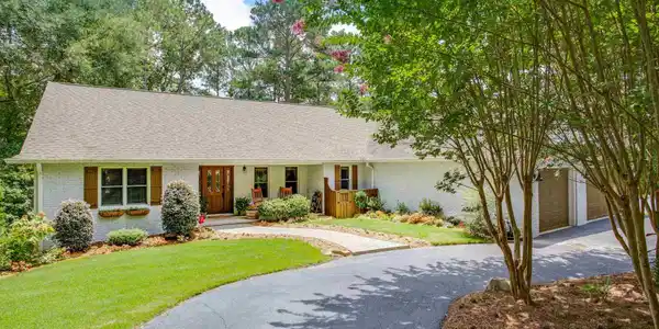 209 W Commodore Drive