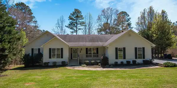 108 E Commodore Drive