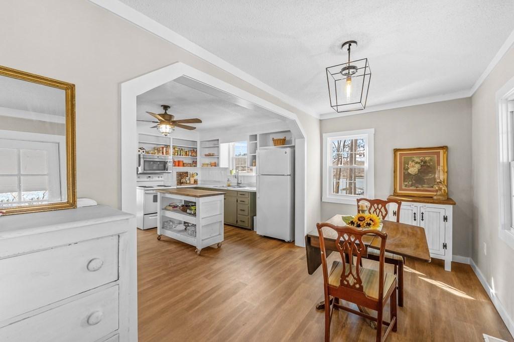 Image 3: Dining/Breakfast area