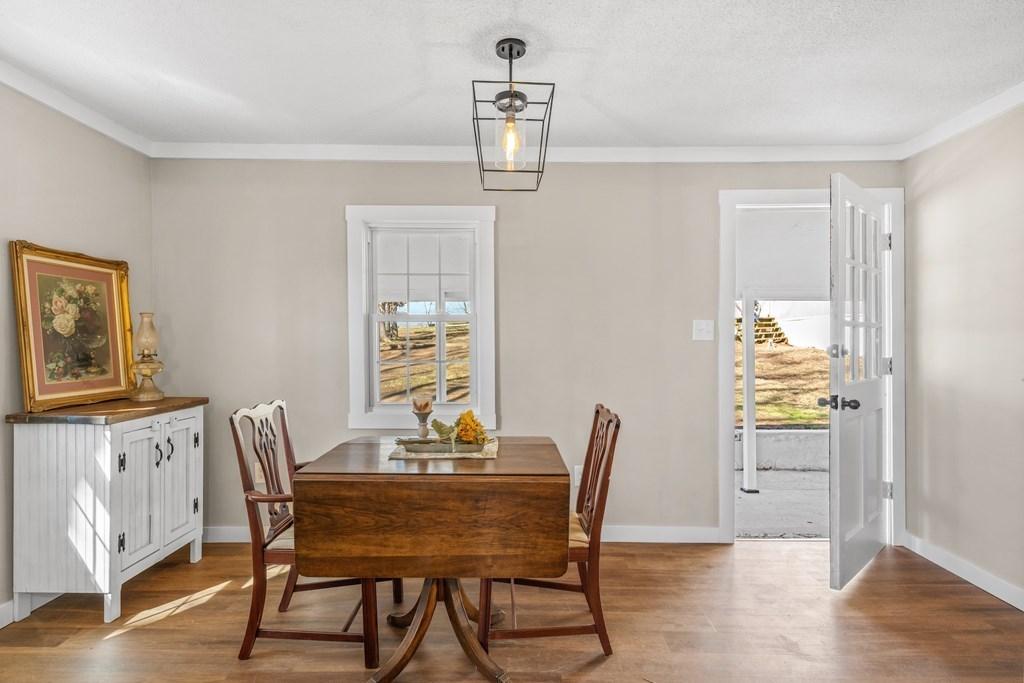 Image 4: Dining/breakfast area