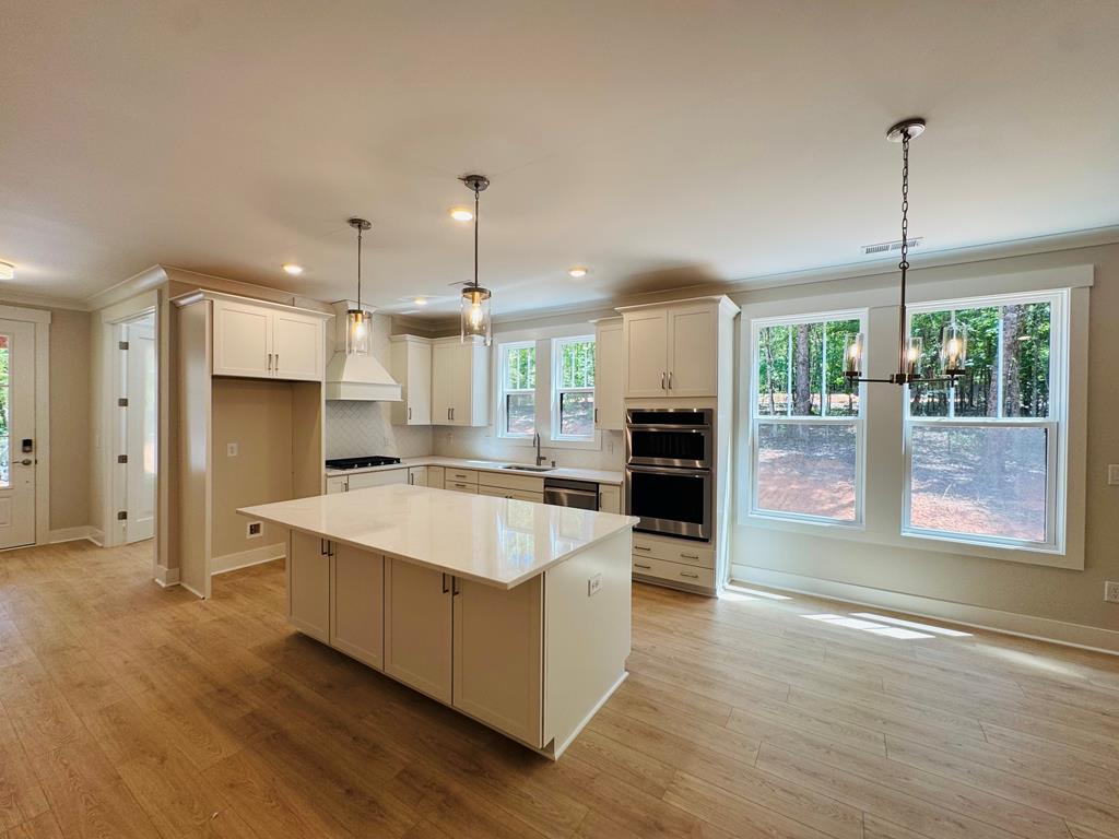 Image 4: Kitchen