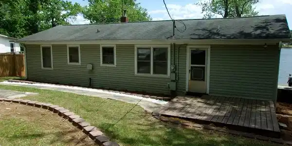 723 Lakeshore Dr