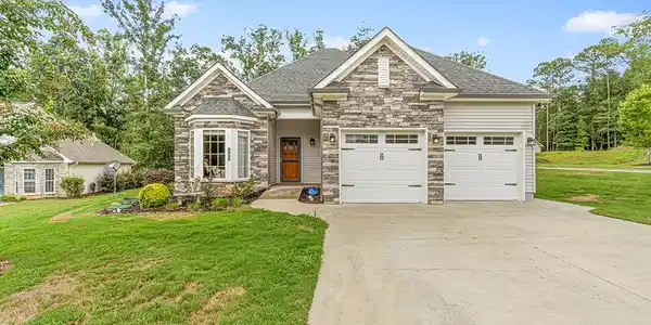 102 King Circle