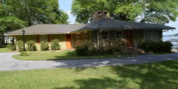 409 Lakeshore Dr