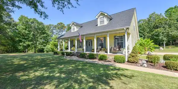 85 E Commodore Drive