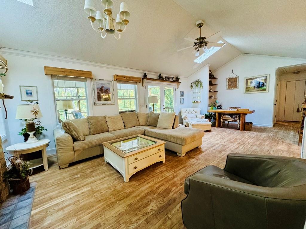 Image 3: LIVING ROOM