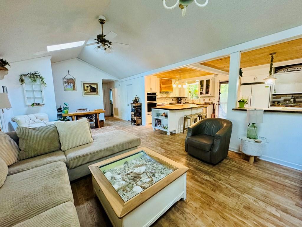 Image 4: LIVING ROOM