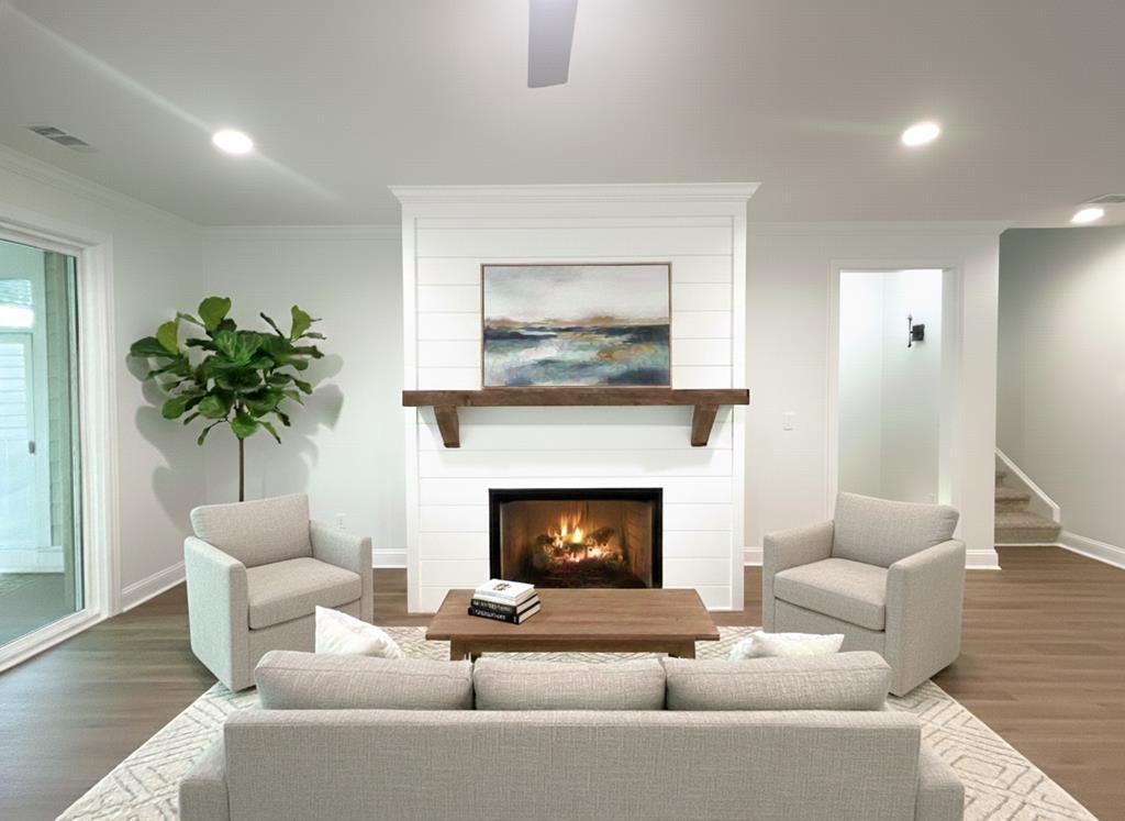 Image 4: Staged Living Area