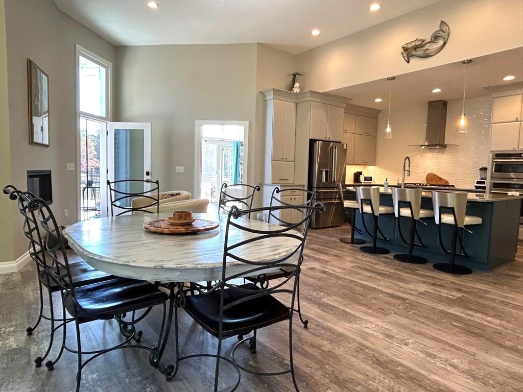 Image 4: Dining Area & Kitchen