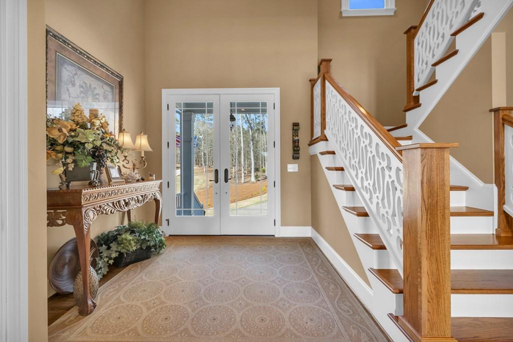 Image 3: Stairway detail is gorgeous!
