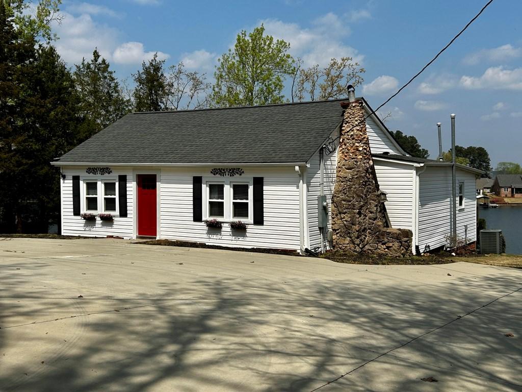 Image 2: Lake Cottage with LARGE Concrete Parking Pad
