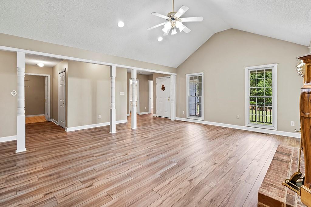 Image 3: Living Room